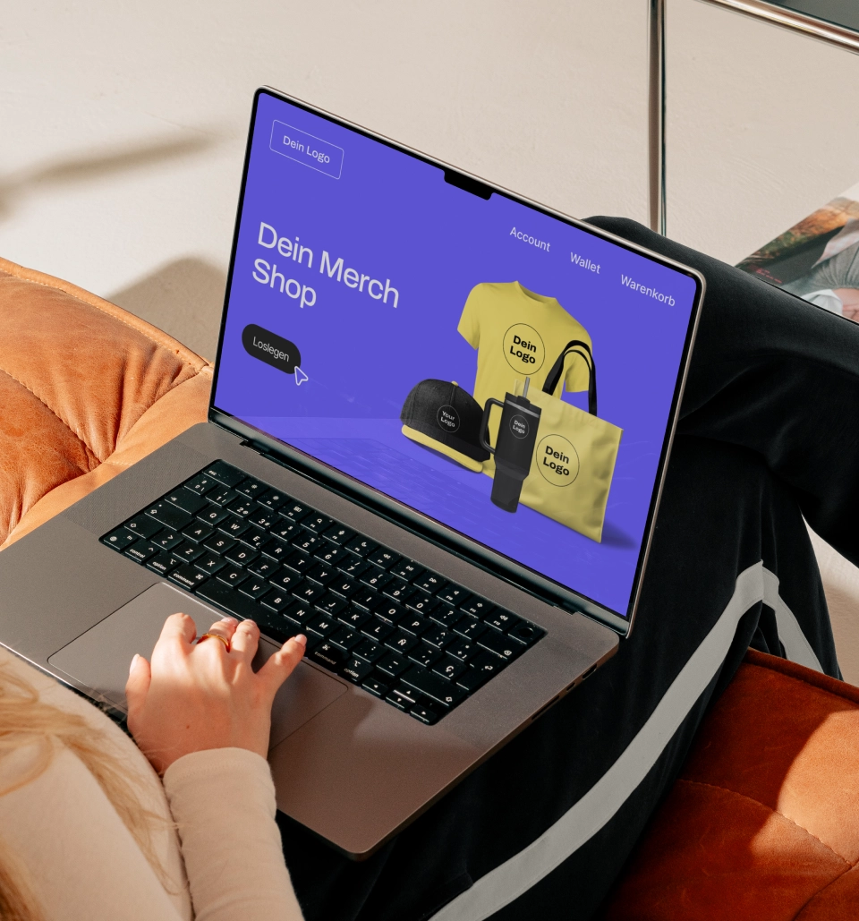  Gebrandeter Merchandise-Shop auf Laptop